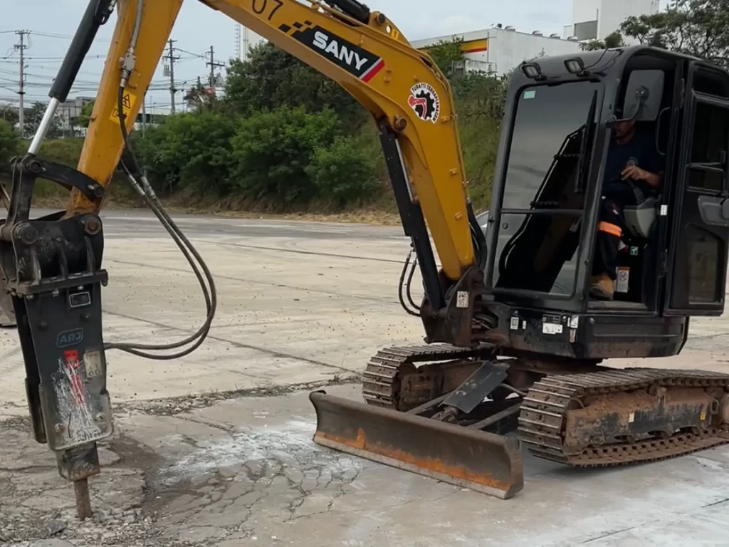 Mini Escavadeira 3,5t com Rompedor Hidráulico - Turatti Terraplenagem Jundiaí e Região