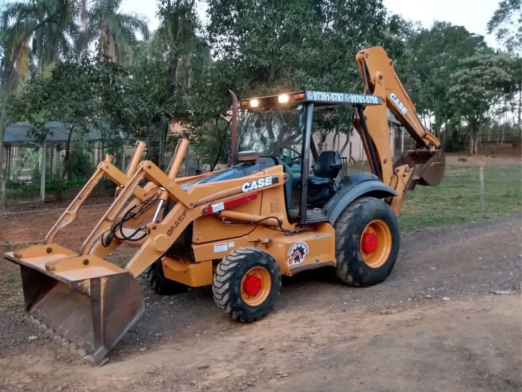 Retroescavadeira 4×4 - Turatti Terraplenagem Jundiaí e Região