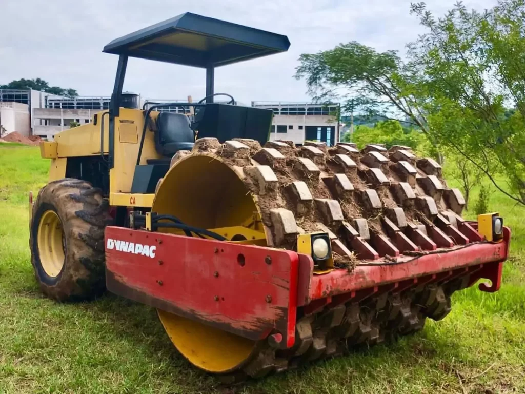 Rolo Compactador Pé de carneiro CA-25 - Turatti Terraplenagem Jundiaí e Região